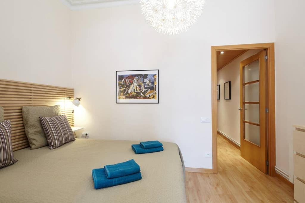 Beautiful Apartment In Eixample Barcelona Room photo
